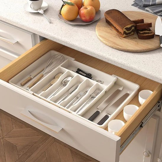 range couverts dans tiroir comptoir avec tasse cafe gateau sur planche a decouper