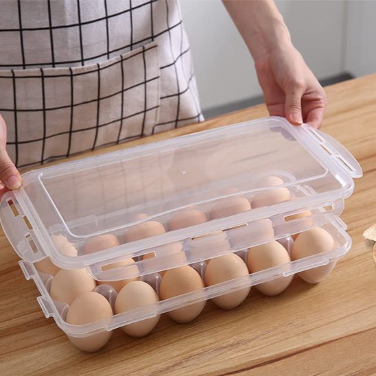 Boite-à-oeufs-femme-prend-oeuf 