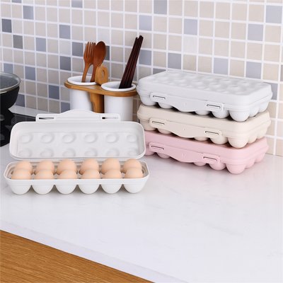 Boite-à-oeufs-quatre-sur-comptoir-cuisine
