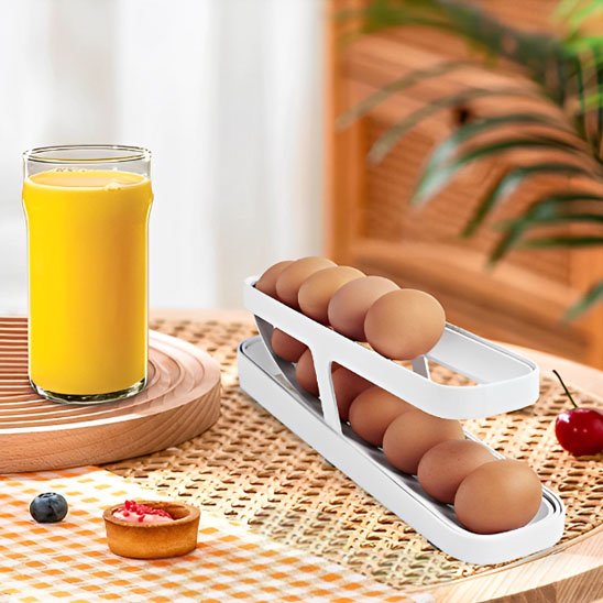 Boite-à-oeufs-sur-table-verre-de-jus-a-cote 