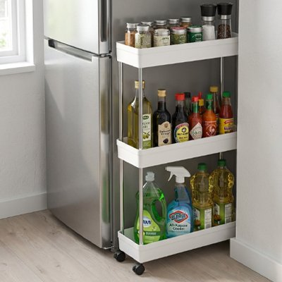 Desserte-a-roulettes-blanche-a-coté-frigo 