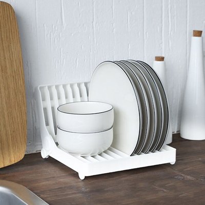 Egouttoir-vaisselle-avec-assiette-bol-sur-comptoir