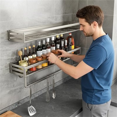 Étagère-à-épices-homme-arrange-epice