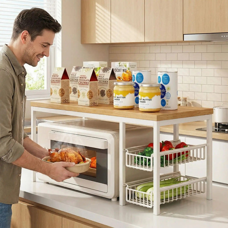 etagere cuisine homme sort plat du micro onde