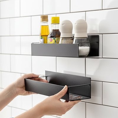 Étagères à épices femme installe deux etageres
