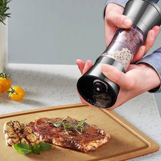Moulin-à-poivre-femme-assaisonne-steak