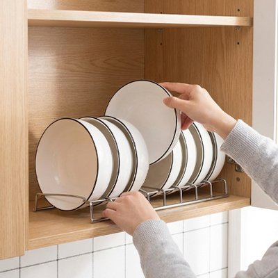 Organisateur cuisine dans placard brun