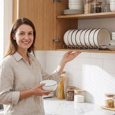 Organisateur cuisine femme arrange bol 
