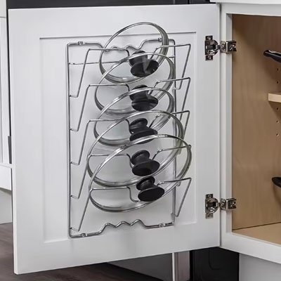 Range-couvercle-sur-porte-armoire-cuisine 
