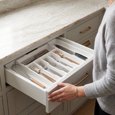 Range couvert blanc multi place dans tiroir