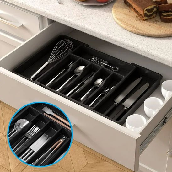 range couverts et tasse dans tiroir