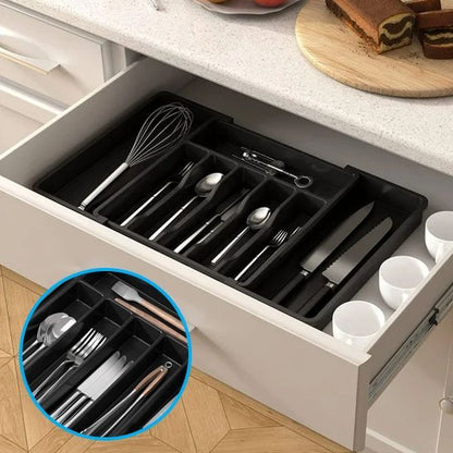 range couverts et tasse dans tiroir