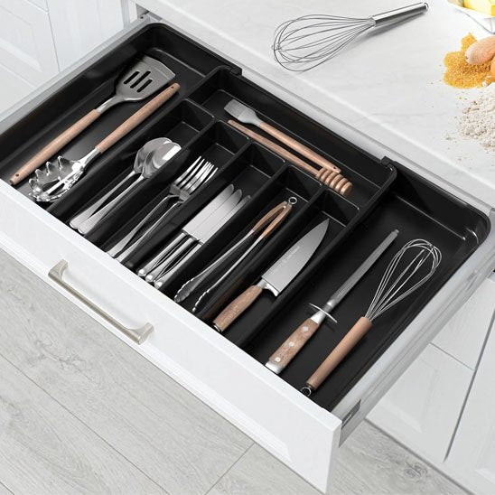 range couverts tiroir fouet sur comptoir avec farine