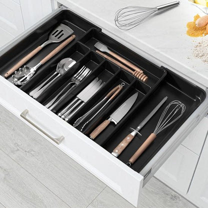 range couverts tiroir fouet sur comptoir avec farine