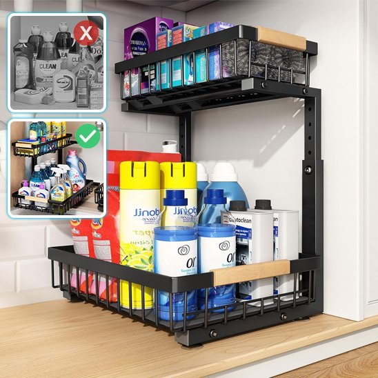 rangement sous evier avec produits nettoyage